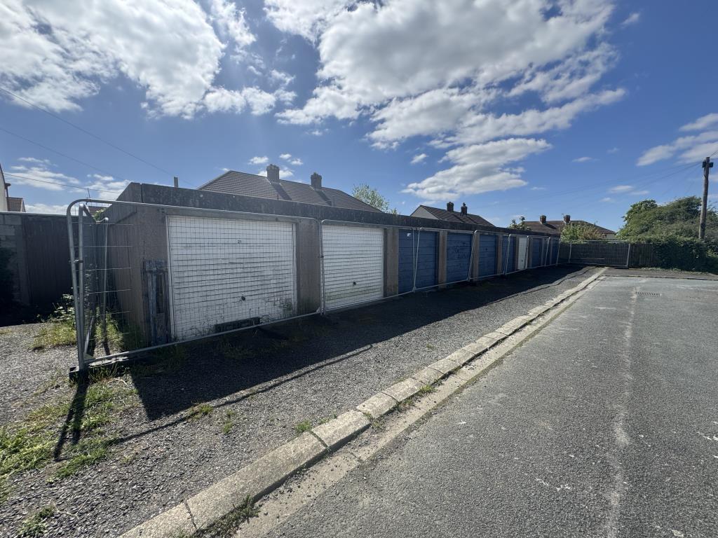 Lot: 13 - TWENTY-ONE FREEHOLD GARAGES IN THREE BLOCKS - Garages 21-30